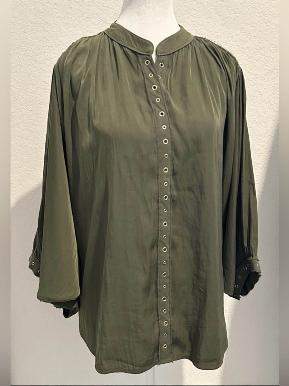 Chico's Women’s Green W Gold Grommet Trim Batwing  Blouse Size 2 Relaxed V-neck